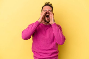 Sarı arka planda izole edilmiş beyaz bir adam heyecanlı bir şekilde bağırıyor..
