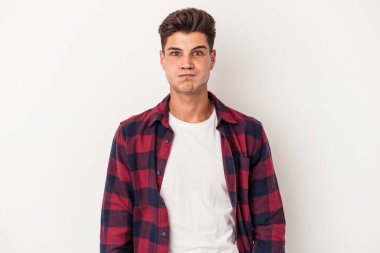 Beyaz arka planda izole olmuş beyaz tenli genç adamın yanakları şişer, yorgun bir ifadesi vardır. Yüz ifadesi kavramı.