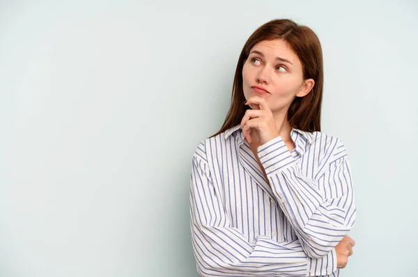 Junge Engländerin Isoliert Auf Blauem Hintergrund Und Mit Zweifelndem Und — Stockfoto