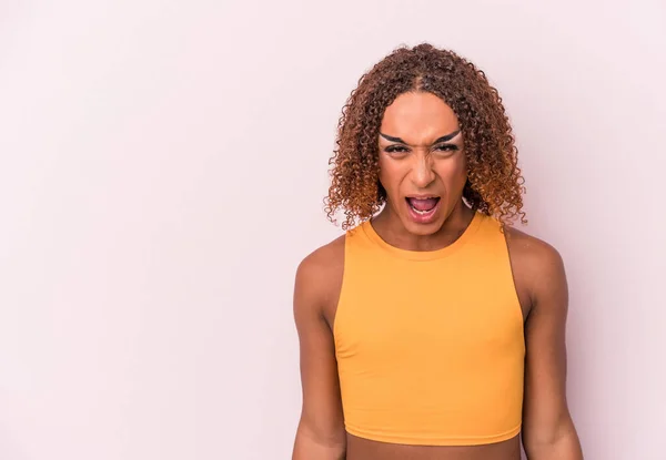 Mladá Latinsky Transsexuální Žena Izolované Růžovém Pozadí Křičí Velmi Naštvaný — Stock fotografie