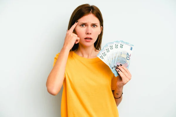 Joven Mujer Inglesa Sosteniendo Billetes Aislados Sobre Fondo Azul Mostrando — Foto de Stock