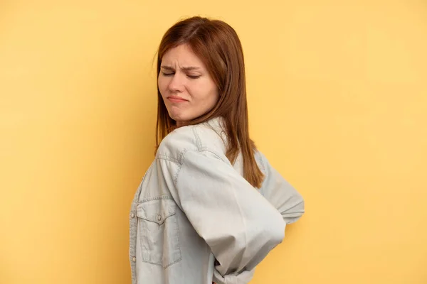 Joven Mujer Inglesa Aislada Sobre Fondo Amarillo Sufriendo Dolor Espalda —  Fotos de Stock