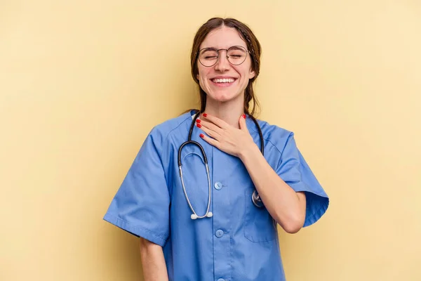 Jonge Verpleegster Kaukasische Vrouw Geïsoleerd Gele Achtergrond Lacht Uit Luid — Stockfoto