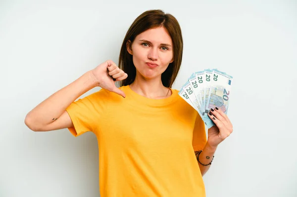 Joven Mujer Inglesa Sosteniendo Billetes Aislados Sobre Fondo Azul Siente — Foto de Stock