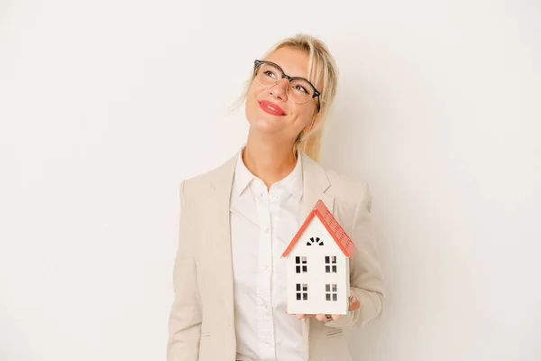 Giovane Agente Immobiliare Donna Possesso Modello Casa Isolato Sfondo Bianco — Foto Stock