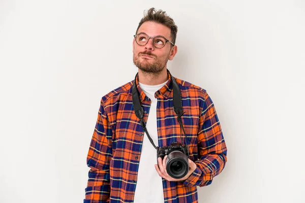 Joven Fotógrafo Caucásico Aislado Sobre Fondo Blanco Soñando Con Lograr — Foto de Stock