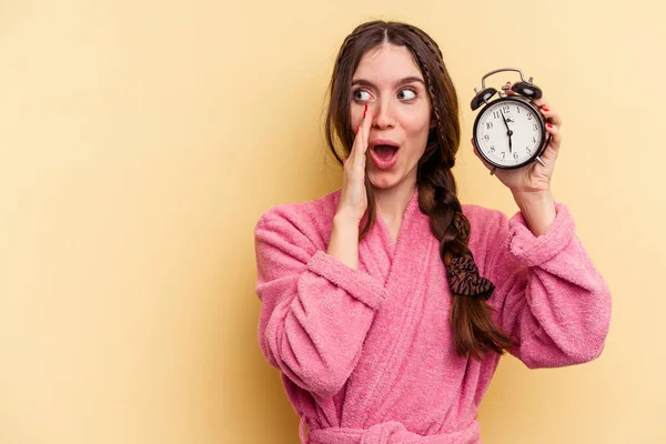 Mujer Caucásica Joven Con Albornoz Sosteniendo Reloj Despertador Aislado Fondo — Foto de Stock