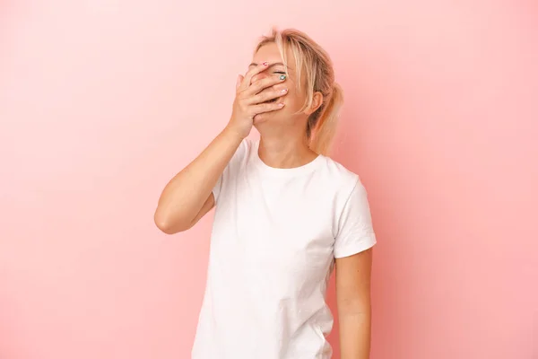 Jovem Russa Isolada Fundo Rosa Rindo Feliz Despreocupada Emoção Natural — Fotografia de Stock