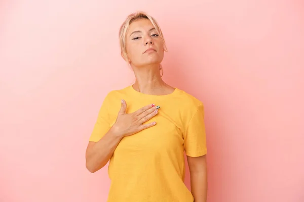 Jovem Mulher Russa Isolada Fundo Rosa Fazendo Juramento Colocando Mão — Fotografia de Stock