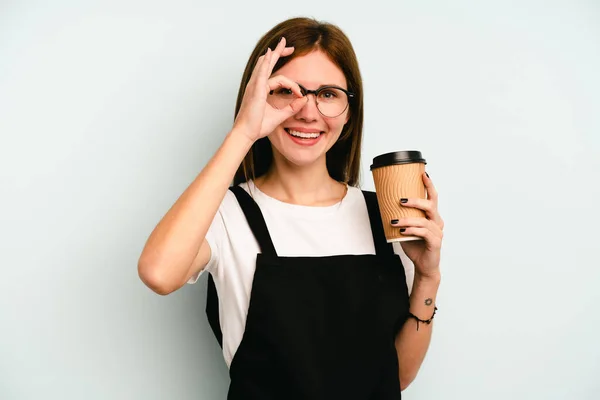 Restaurant Ober Vrouw Met Een Take Away Koffie Geïsoleerd Blauwe — Stockfoto