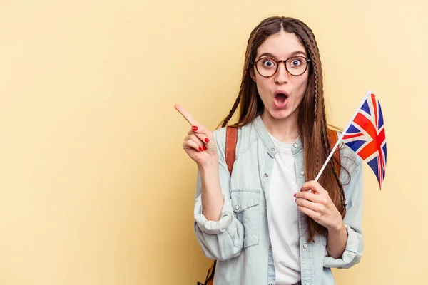 Mulher Branca Jovem Estudando Inglês Isolado Fundo Amarelo Apontando Para — Fotografia de Stock