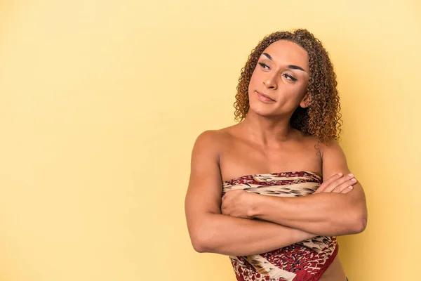 Mladý Latinsky Transsexuál Žena Izolované Žlutém Pozadí Úsměvem Sebevědomí Zkříženými — Stock fotografie