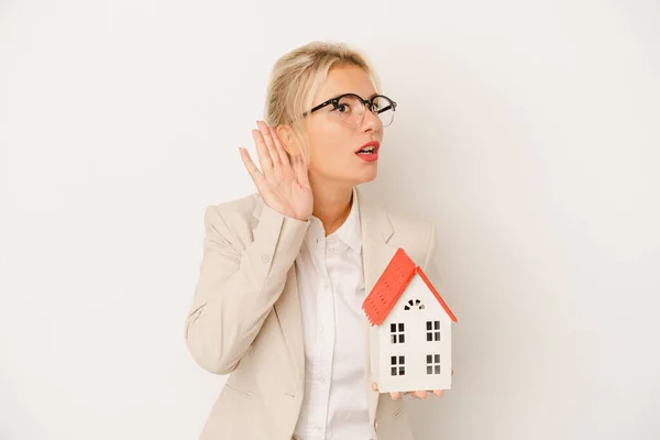 Giovane Agente Immobiliare Donna Possesso Modello Casa Isolato Sfondo Bianco — Foto Stock