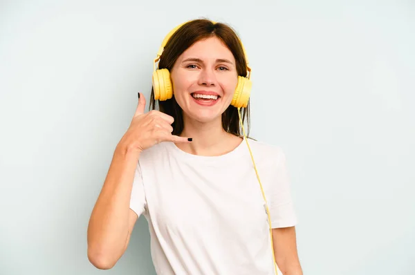 Jonge Engelse Vrouw Luisteren Naar Muziek Geïsoleerd Blauwe Achtergrond Tonen — Stockfoto