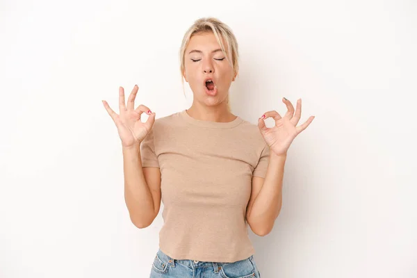 Jovem Mulher Russa Isolada Fundo Branco Relaxa Após Dia Trabalho — Fotografia de Stock