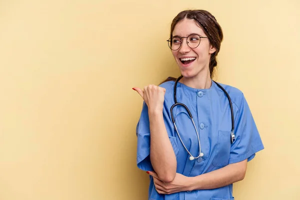 Junge Krankenschwester Kaukasische Frau Isoliert Auf Gelbem Hintergrund Zeigt Mit — Stockfoto