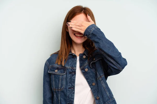 Jeune Femme Anglaise Isolée Sur Fond Bleu Couvre Les Yeux — Photo