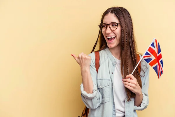 若いです白人女性研究英語は黄色の背景点に隔離されています指を離れます 笑いと屈託のない — ストック写真