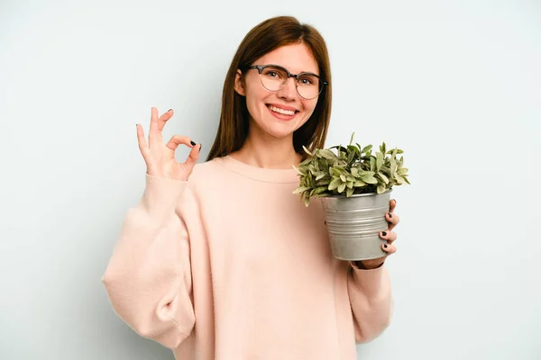Jong Engels Vrouw Houden Van Een Plant Geïsoleerd Blauwe Achtergrond — Stockfoto