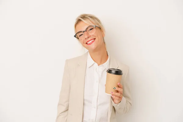 若いビジネスロシアの女性が白い背景に隔離されたコーヒーを取り上げる幸せ 笑顔と陽気な — ストック写真