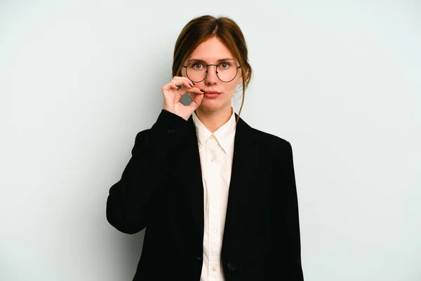 Unga Företag Engelska Kvinna Isolerad Blå Bakgrund Med Fingrar Läppar — Stockfoto