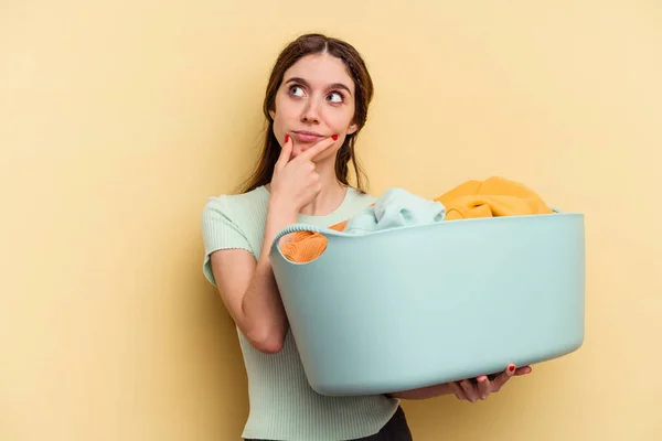 Mujer Caucásica Joven Sosteniendo Una Cesta Ropa Aislada Sobre Fondo — Foto de Stock