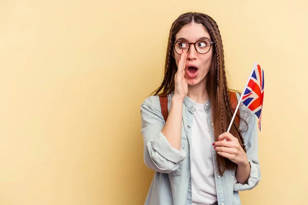 Jovem Caucasiana Estudando Inglês Isolado Fundo Amarelo Está Dizendo Segredo — Fotografia de Stock