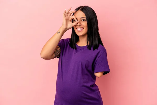 Νεαρή Έγκυος Γυναίκα Ένα Χέρι Απομονώνονται Ροζ Φόντο Ενθουσιασμένοι Κρατώντας — Φωτογραφία Αρχείου