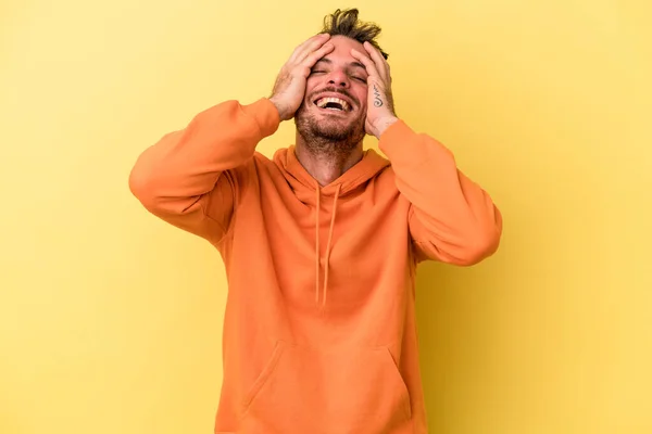 Jonge Blanke Man Geïsoleerd Gele Achtergrond Lacht Vreugdevol Handen Het — Stockfoto