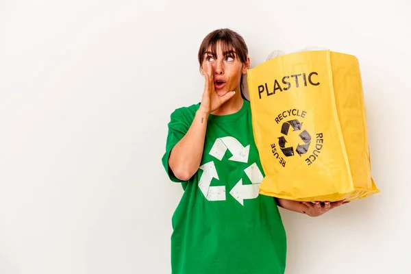 Jovem Argentina Reciclado Plástico Isolado Fundo Branco Está Dizendo Segredo — Fotografia de Stock