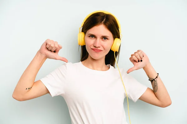 Jovem Inglesa Ouvindo Música Isolada Fundo Azul Sente Orgulhosa Auto — Fotografia de Stock