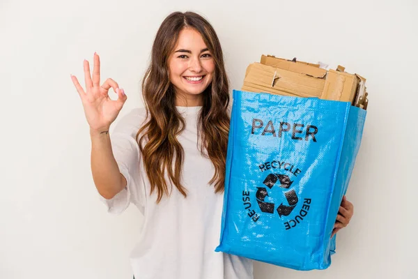 Jovem Mulher Caucasiana Reciclagem Papel Isolado Fundo Branco Alegre Confiante — Fotografia de Stock