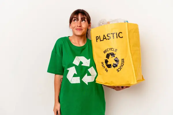 Jeune Femme Argentine Recyclée Plastique Isolé Sur Fond Blanc Rêvant — Photo