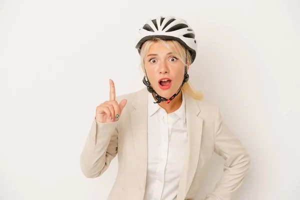 Mladý Obchod Ruská Žena Drží Cyklistické Helmy Izolované Bílém Pozadí — Stock fotografie