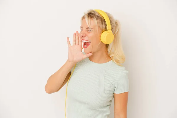 Jong Russisch Vrouw Luisteren Naar Muziek Geïsoleerd Witte Achtergrond Schreeuwen — Stockfoto
