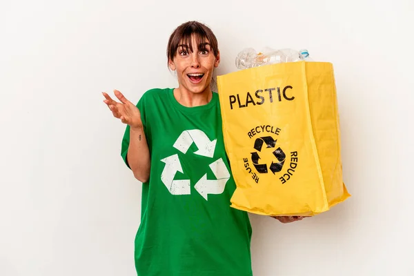 Jovem Argentina Reciclado Plástico Isolado Fundo Branco Recebendo Uma Agradável — Fotografia de Stock