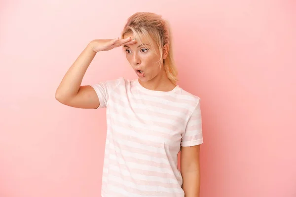 Young Russian Woman Isolated Pink Background Looking Far Away Keeping — Stock Photo, Image