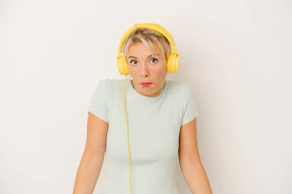 Beyaz Arka Planda Izole Edilmiş Müzik Dinleyen Genç Rus Kadın — Stok fotoğraf