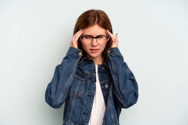若い英語の女性は頭の痛みを持つ青の背景に隔離され 顔の前に触れる — ストック写真