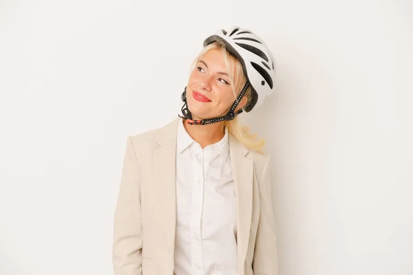 年轻的俄罗斯女商人戴着自行车头盔 隔离在白人背景下 梦想着实现自己的目标和宗旨 — 图库照片
