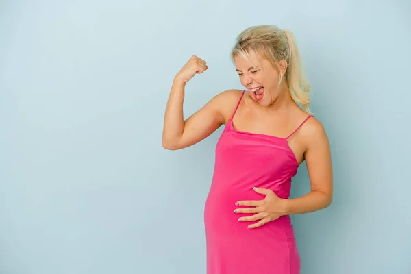Joven Mujer Rusa Embarazada Aislada Sobre Fondo Azul Levantando Puño —  Fotos de Stock