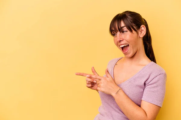 Young Argentinian Woman Isolated Yellow Background Points Thumb Finger Away — Stock Photo, Image