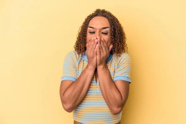 Joven Transexual Latina Aislada Sobre Fondo Amarillo Riéndose Algo Cubriendo — Foto de Stock