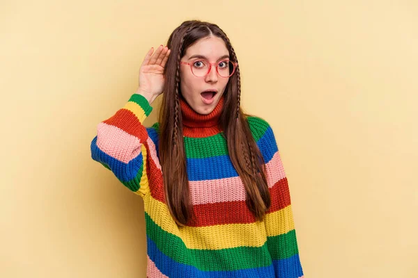 Jovem Caucasiana Isolada Fundo Amarelo Tentando Ouvir Uma Fofoca — Fotografia de Stock