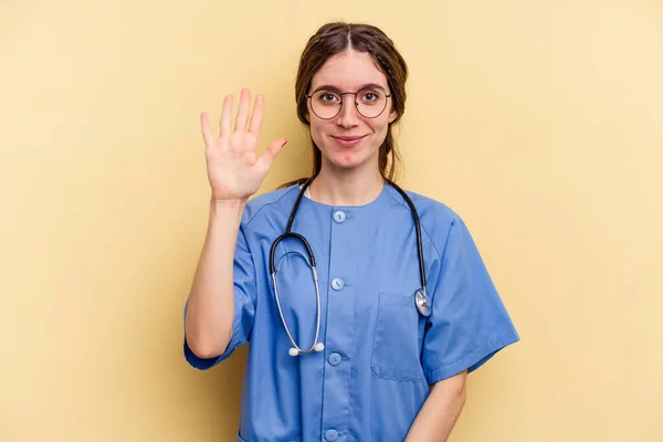 Giovane Infermiera Donna Caucasica Isolato Sfondo Giallo Sorridente Allegro Mostrando — Foto Stock