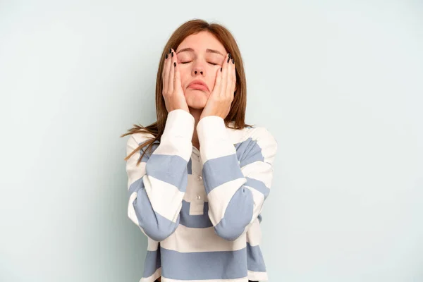 Ung Engelsk Kvinna Isolerad Blå Bakgrund Gnälla Och Gråta Tröstlöst — Stockfoto