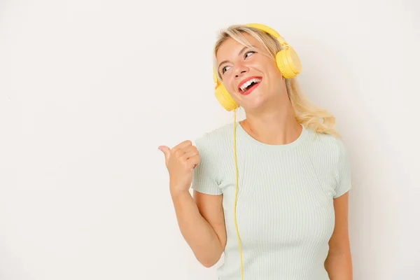 Junge Russin Die Isoliert Auf Weißem Hintergrund Musik Hört Zeigt — Stockfoto