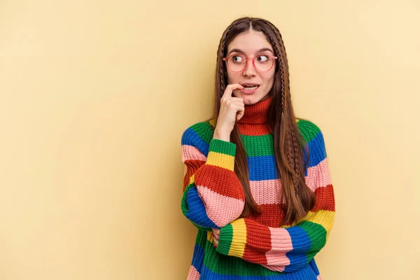 Mujer Joven Caucásica Aislada Sobre Fondo Amarillo Relajado Pensando Algo — Foto de Stock