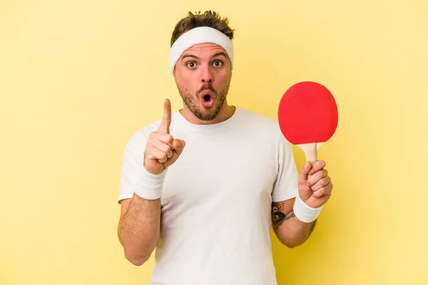 Jovem Caucasiano Homem Segurando Ping Pong Raquete Isolado Fundo Amarelo — Fotografia de Stock