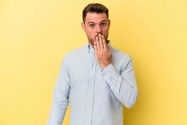 Ung Kaukasisk Man Isolerad Gul Bakgrund Chockad Täcker Munnen Med — Stockfoto